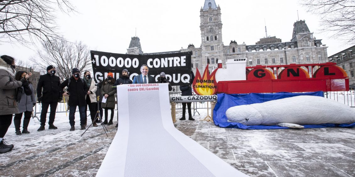 Dépôt d’une pétition de 100 000 signatures contre le projet GNL Québec, 2020. Crédit : Équiterre