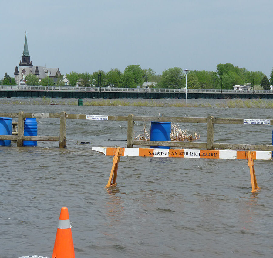 Inondation des rives de la rivière Richelieu à Saint-Jean-sur-Richelieu le 23 mai lors des Inondations du bassin du lac Champlain et de la rivière Richelieu de 2011. On peut voir en arrière-plan le pont Gouin entre St-Jean-sur-Richelieu et Iberbville qui était fermé à cause du niveau élevé de l'eau.