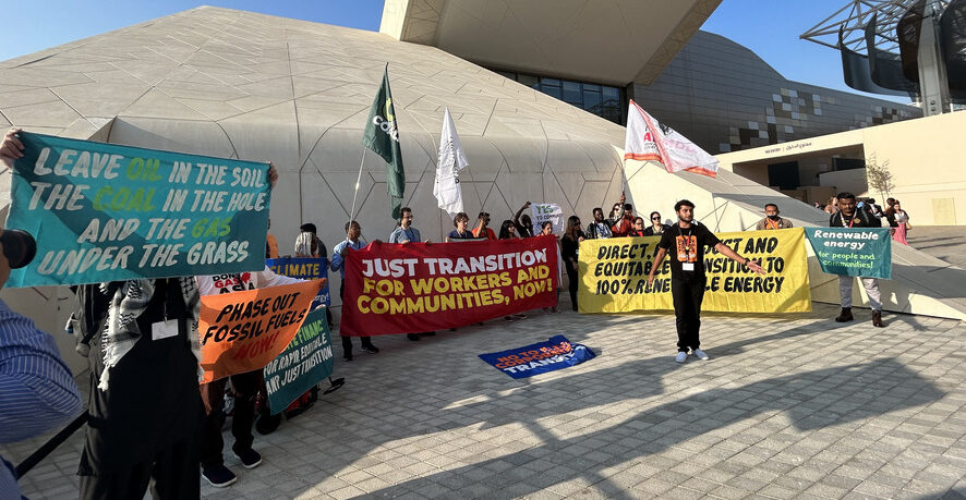 société civile qui proteste pour la sortie des énergies fossiles à la cop28 à Dubaï
